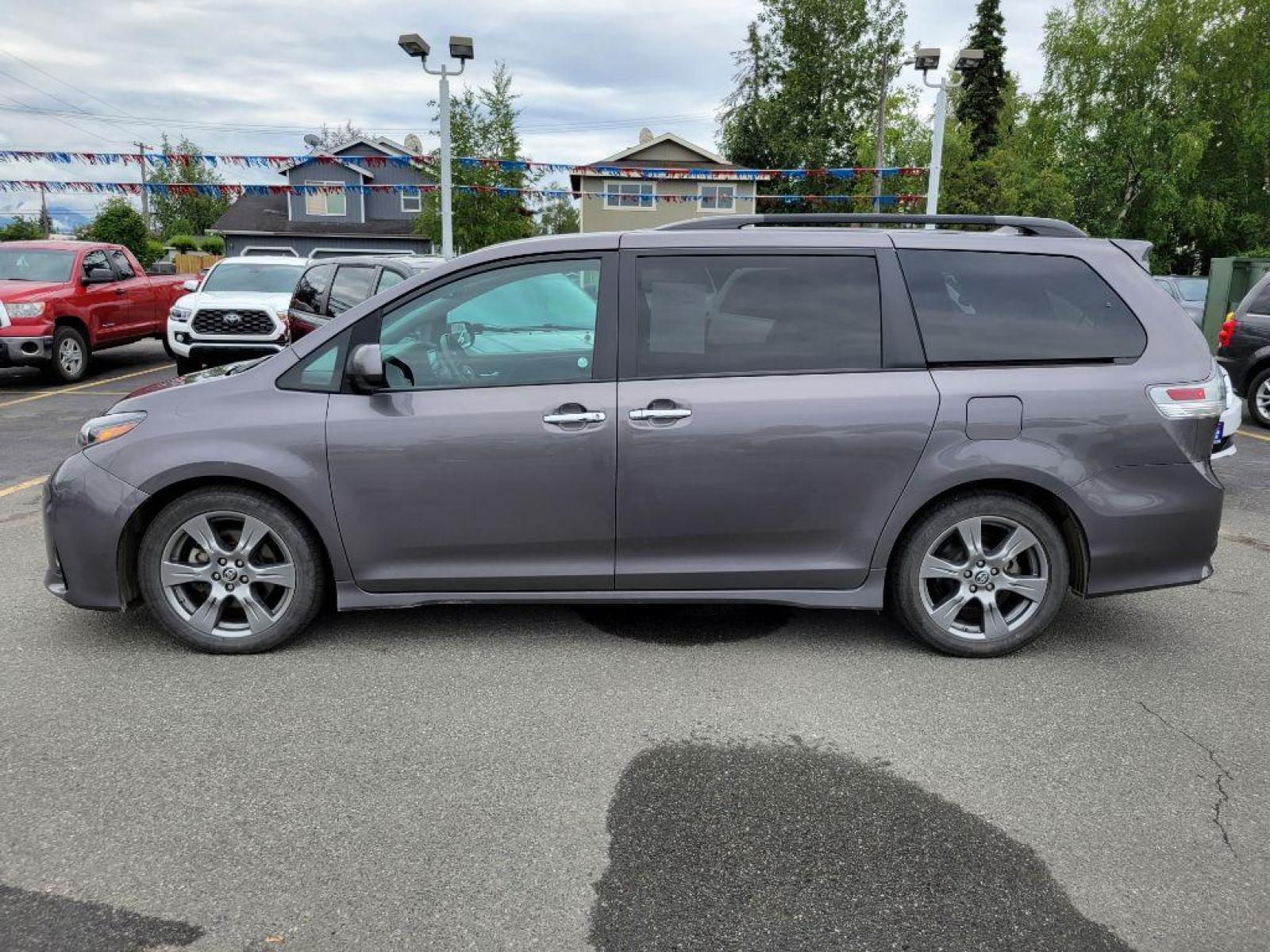 2018 GRAY TOYOTA SIENNA SE (5TDXZ3DC2JS) with an 3.5L engine, Automatic transmission, located at 929 East 8th Ave, Anchorage, 99501, (907) 274-2277, 61.214783, -149.866074 - Photo #1