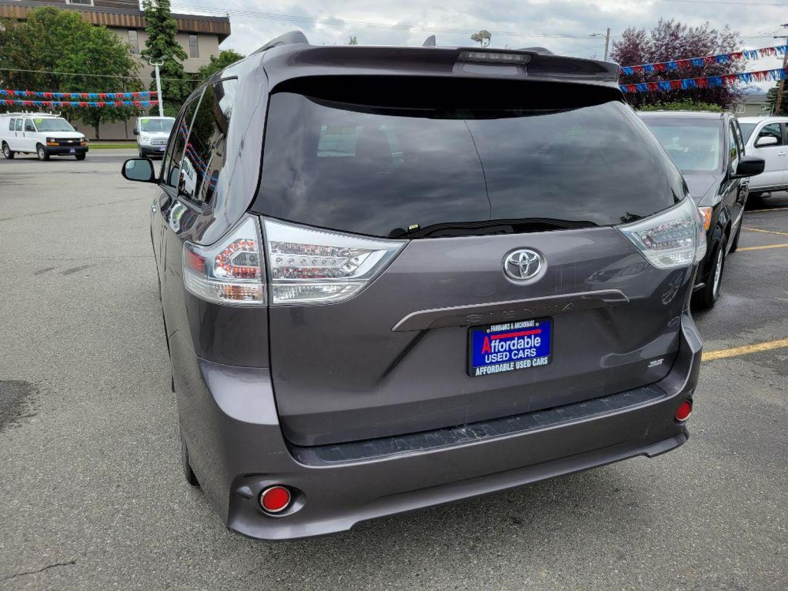 2018 GRAY TOYOTA SIENNA SE (5TDXZ3DC2JS) with an 3.5L engine, Automatic transmission, located at 929 East 8th Ave, Anchorage, 99501, (907) 274-2277, 61.214783, -149.866074 - Photo #2