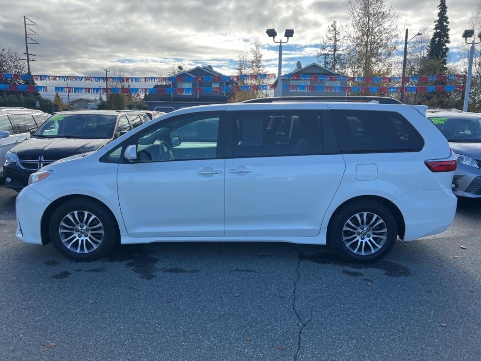 2018 WHITE TOYOTA SIENNA XLE XLE (5TDYZ3DC2JS) with an 3.5L engine, Automatic transmission, located at 929 East 8th Ave, Anchorage, 99501, (907) 274-2277, 61.214783, -149.866074 - Photo #1