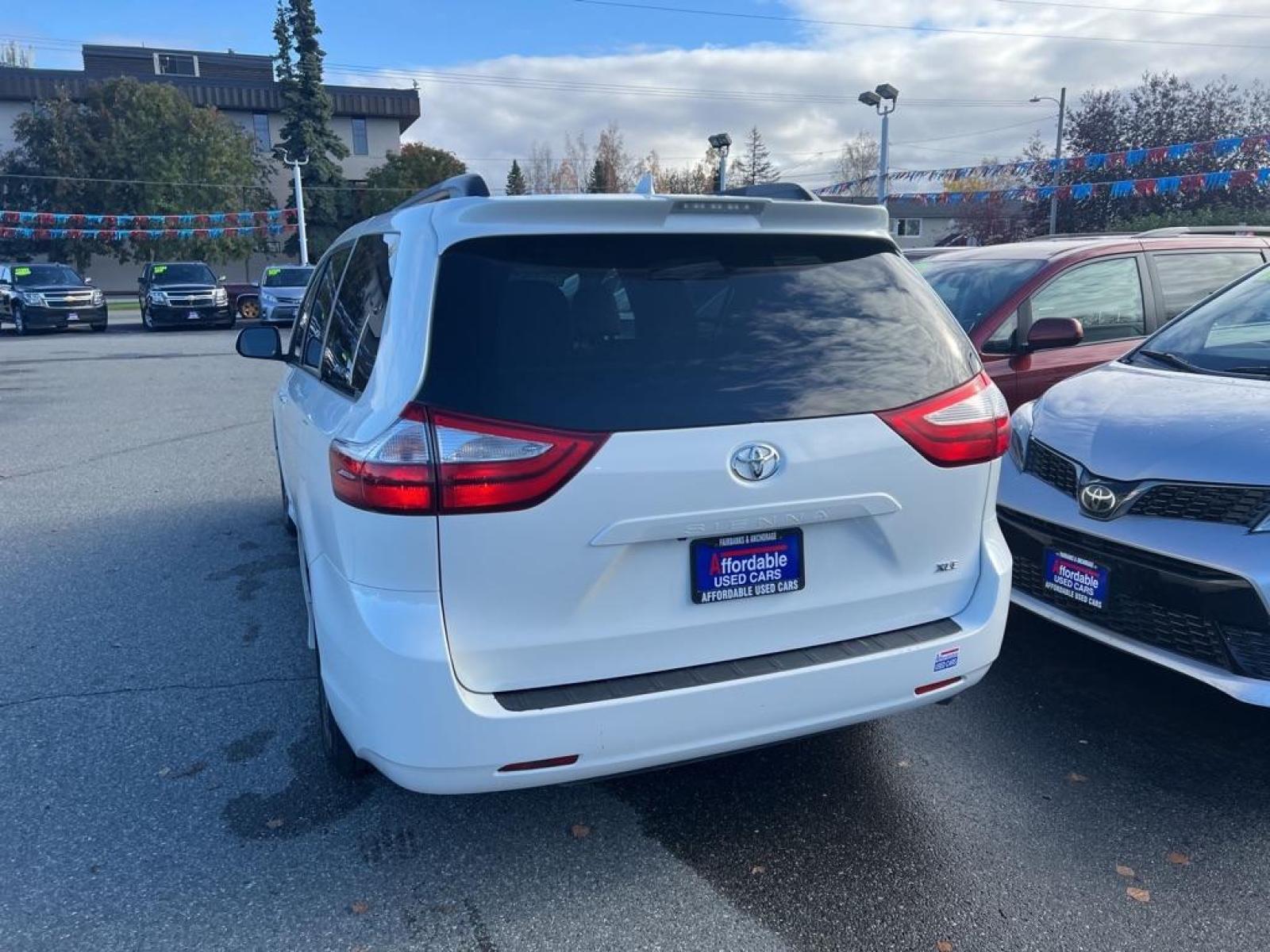 2018 WHITE TOYOTA SIENNA XLE XLE (5TDYZ3DC2JS) with an 3.5L engine, Automatic transmission, located at 929 East 8th Ave, Anchorage, 99501, (907) 274-2277, 61.214783, -149.866074 - Photo #2