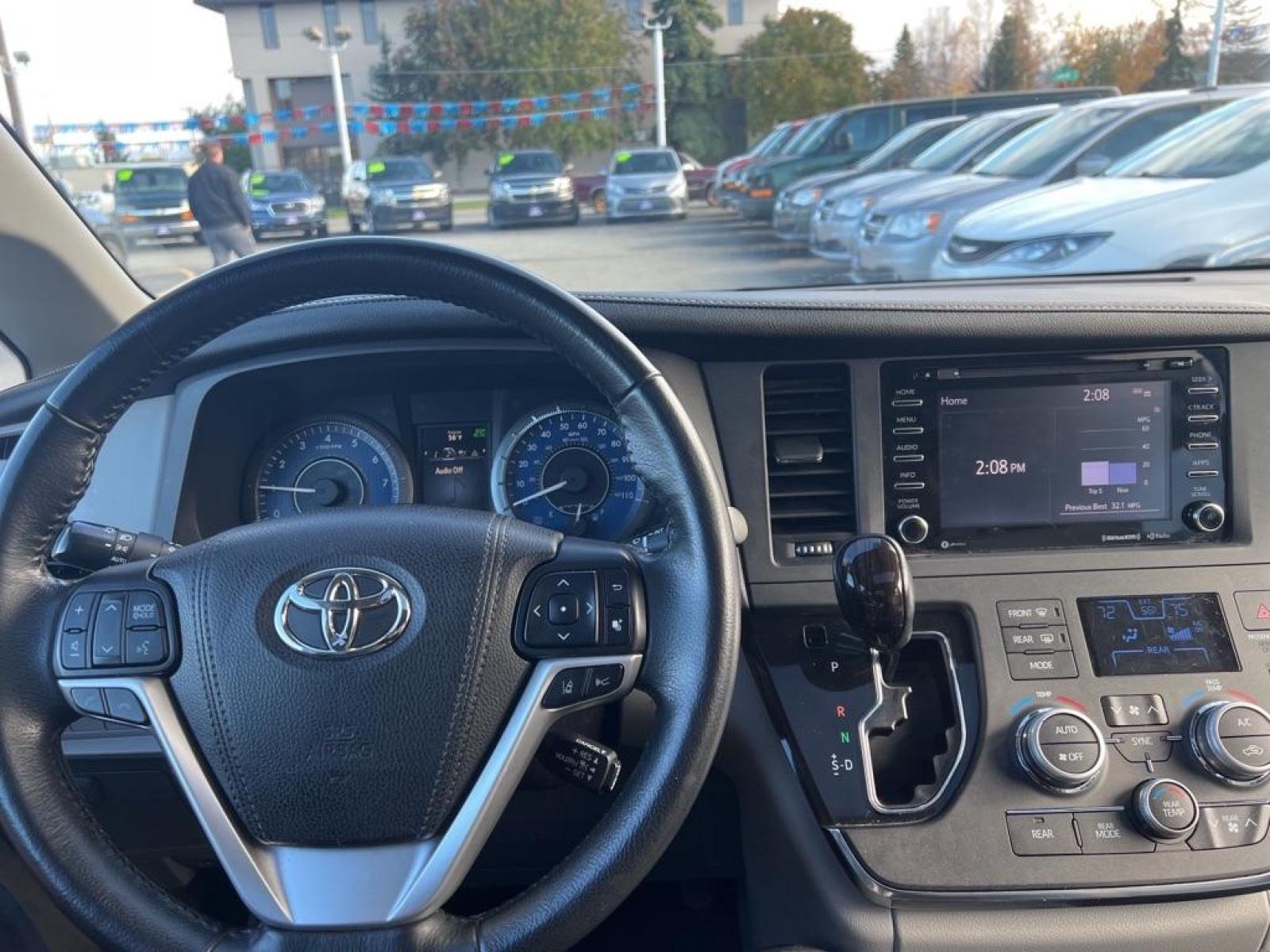 2018 WHITE TOYOTA SIENNA XLE XLE (5TDYZ3DC2JS) with an 3.5L engine, Automatic transmission, located at 929 East 8th Ave, Anchorage, 99501, (907) 274-2277, 61.214783, -149.866074 - Photo #5