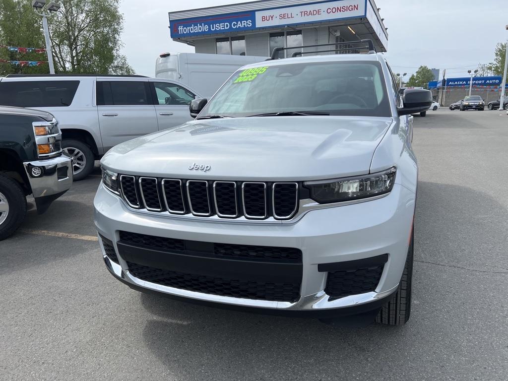 photo of 2023 JEEP GRAND CHEROKEE 4DR