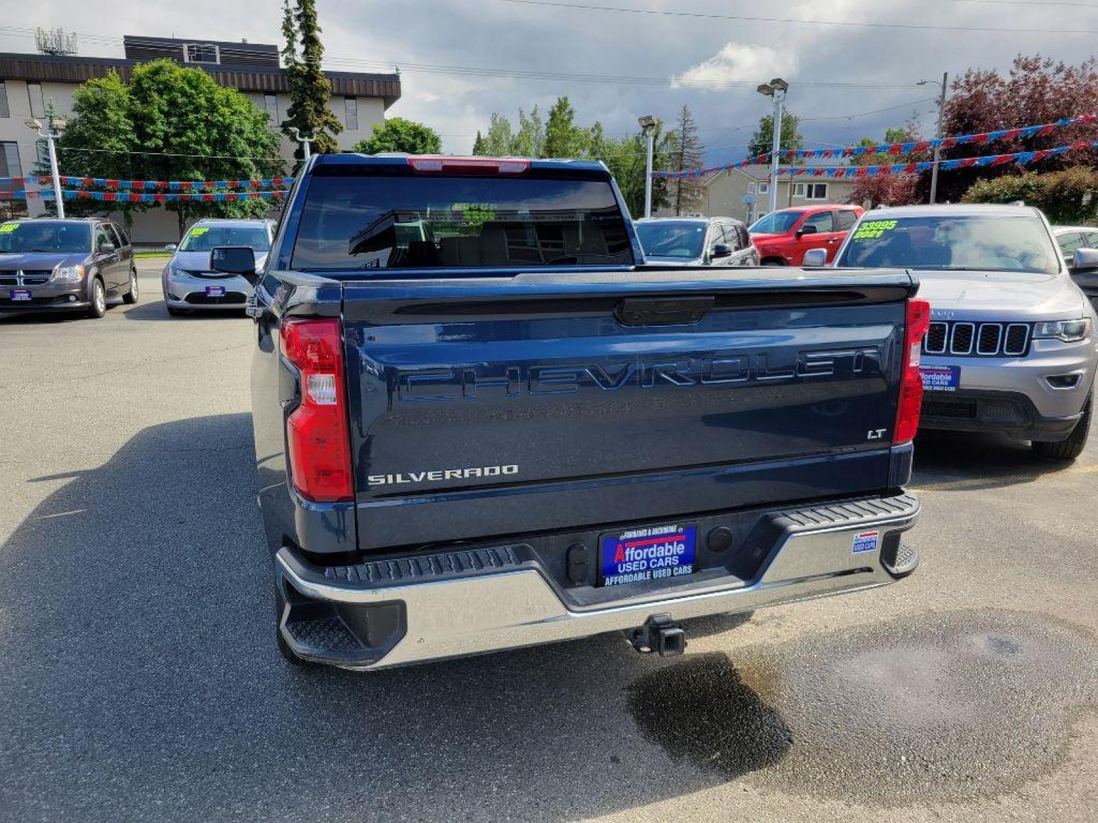 2022 BLUE CHEVROLET SILVERADO 1500 LT (3GCUDDED5NG) with an 5.3L engine, Automatic transmission, located at 929 East 8th Ave, Anchorage, AK, 99501, (907) 274-2277, 61.214783, -149.866074 - Photo #2