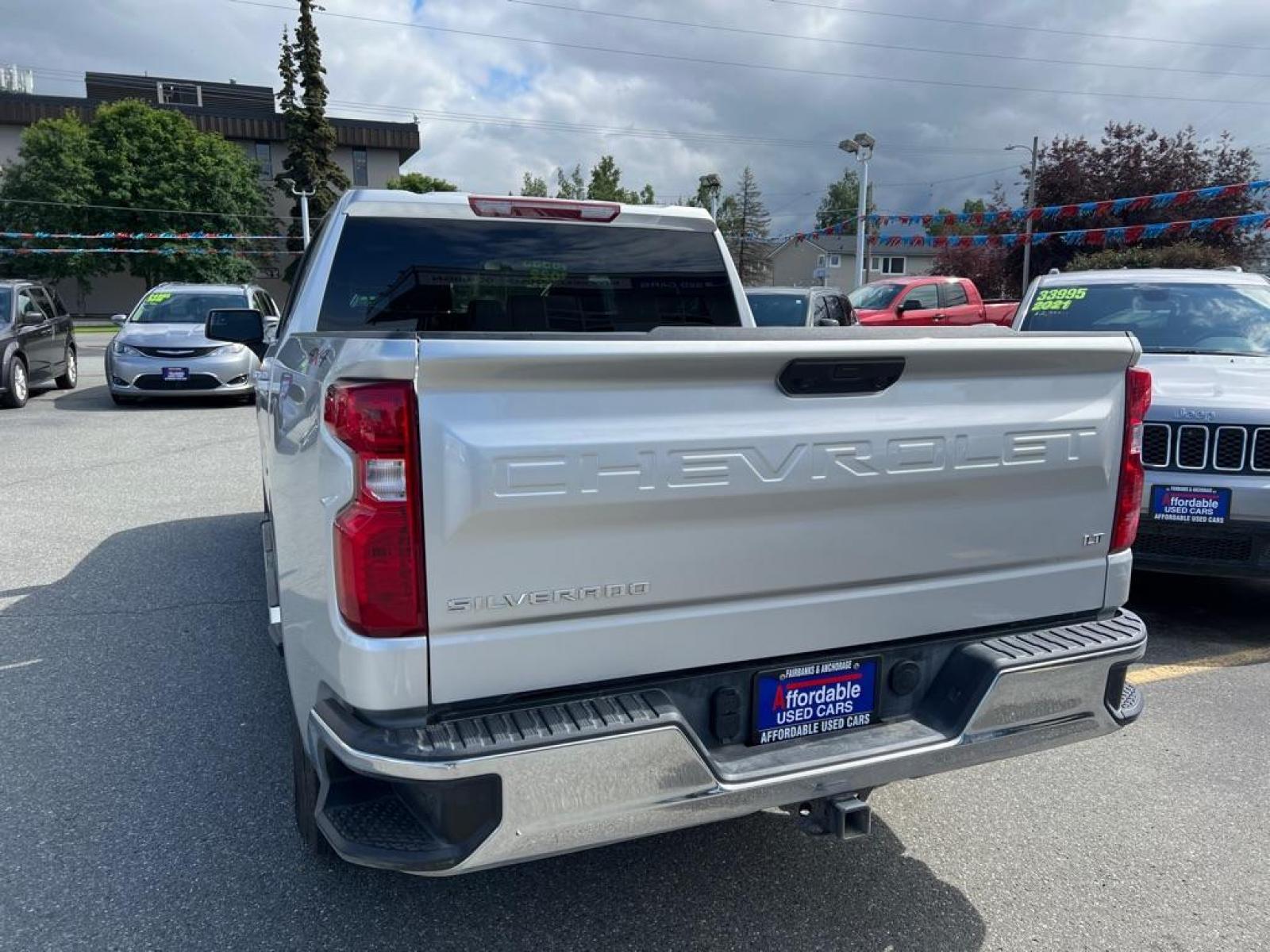 2022 SILVER CHEVROLET SILVERADO 1500 LT (3GCUDDED5NG) with an 5.3L engine, Automatic transmission, located at 929 East 8th Ave, Anchorage, AK, 99501, (907) 274-2277, 61.214783, -149.866074 - Photo #2
