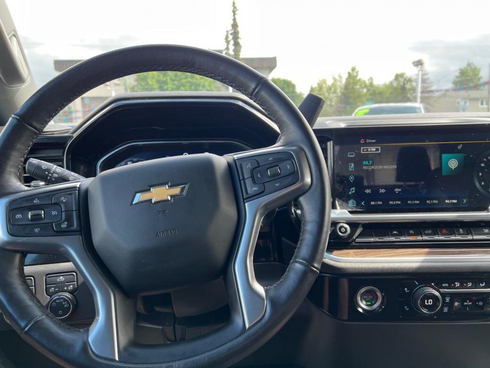 2022 SILVER CHEVROLET SILVERADO 1500 LT (3GCUDDED5NG) with an 5.3L engine, Automatic transmission, located at 929 East 8th Ave, Anchorage, AK, 99501, (907) 274-2277, 61.214783, -149.866074 - Photo #5