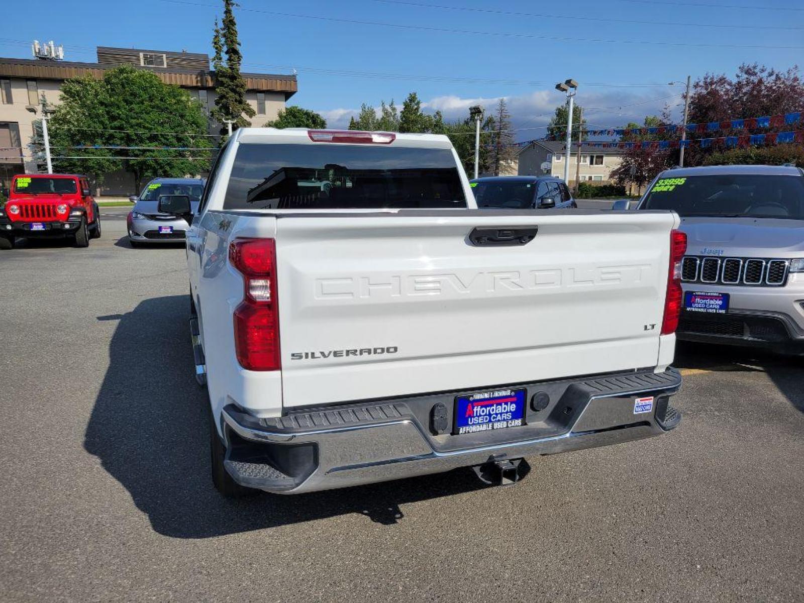 2022 WHITE CHEVROLET SILVERADO 1500 LT (3GCUDDED6NG) with an 5.3L engine, Automatic transmission, located at 929 East 8th Ave, Anchorage, AK, 99501, (907) 274-2277, 61.214783, -149.866074 - Photo #2