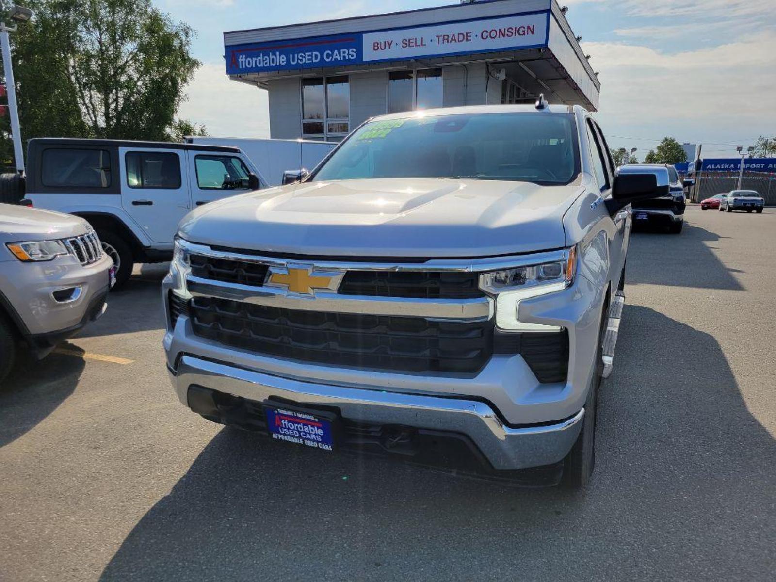 2022 SILVER CHEVROLET SILVERADO 1500 LT (3GCUDDED6NG) with an 5.3L engine, Automatic transmission, located at 929 East 8th Ave, Anchorage, AK, 99501, (907) 274-2277, 61.214783, -149.866074 - Photo #0