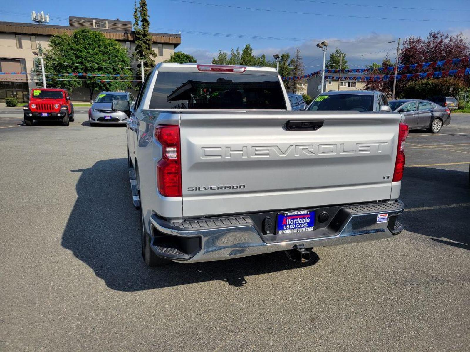 2022 SILVER CHEVROLET SILVERADO 1500 LT (3GCUDDED6NG) with an 5.3L engine, Automatic transmission, located at 929 East 8th Ave, Anchorage, AK, 99501, (907) 274-2277, 61.214783, -149.866074 - Photo #2