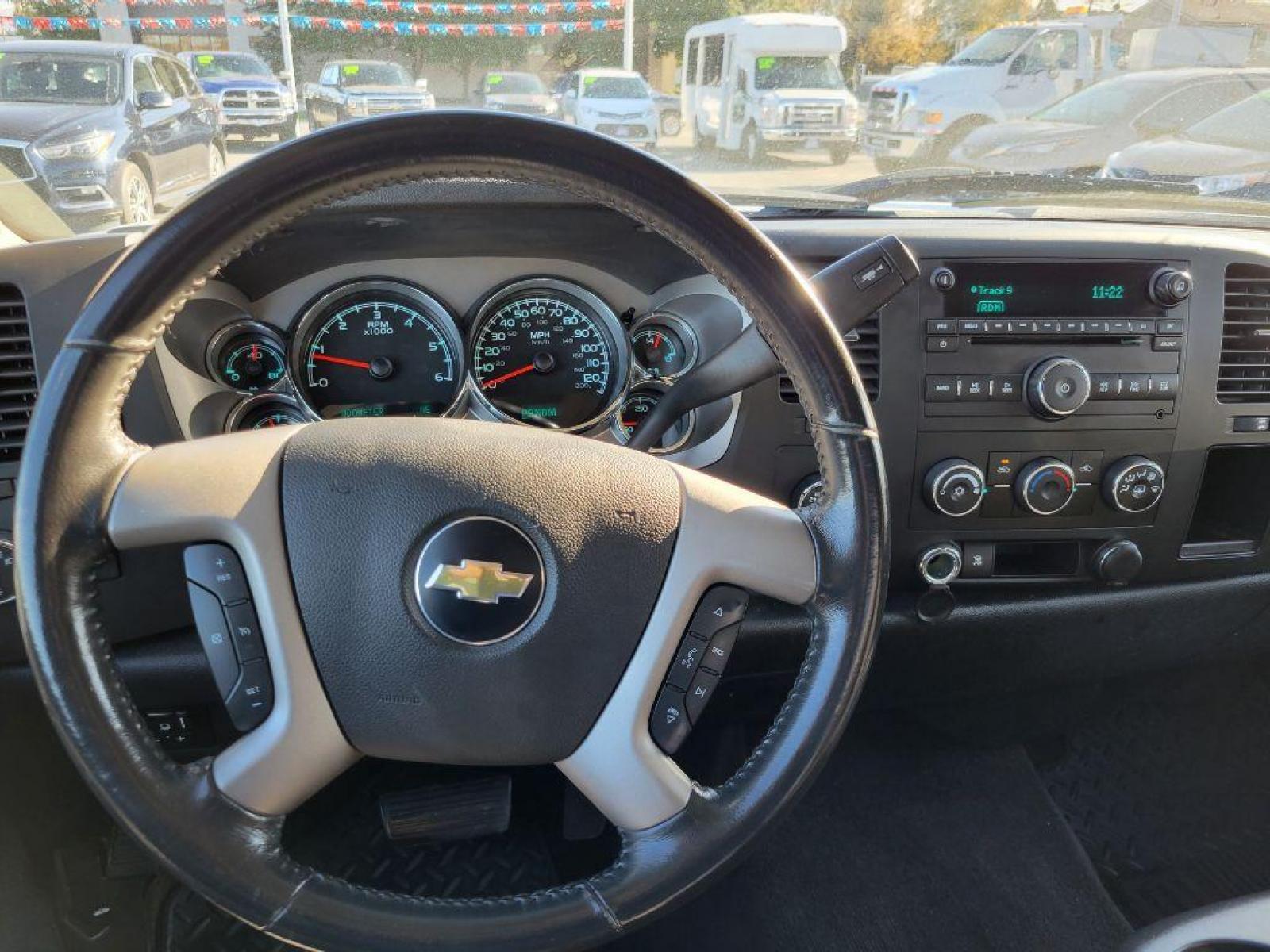 2011 WHITE CHEVROLET SILVERADO 1500 LT (3GCPKSE38BG) with an 5.3L engine, Automatic transmission, located at 929 East 8th Ave, Anchorage, AK, 99501, (907) 274-2277, 61.214783, -149.866074 - Photo #4