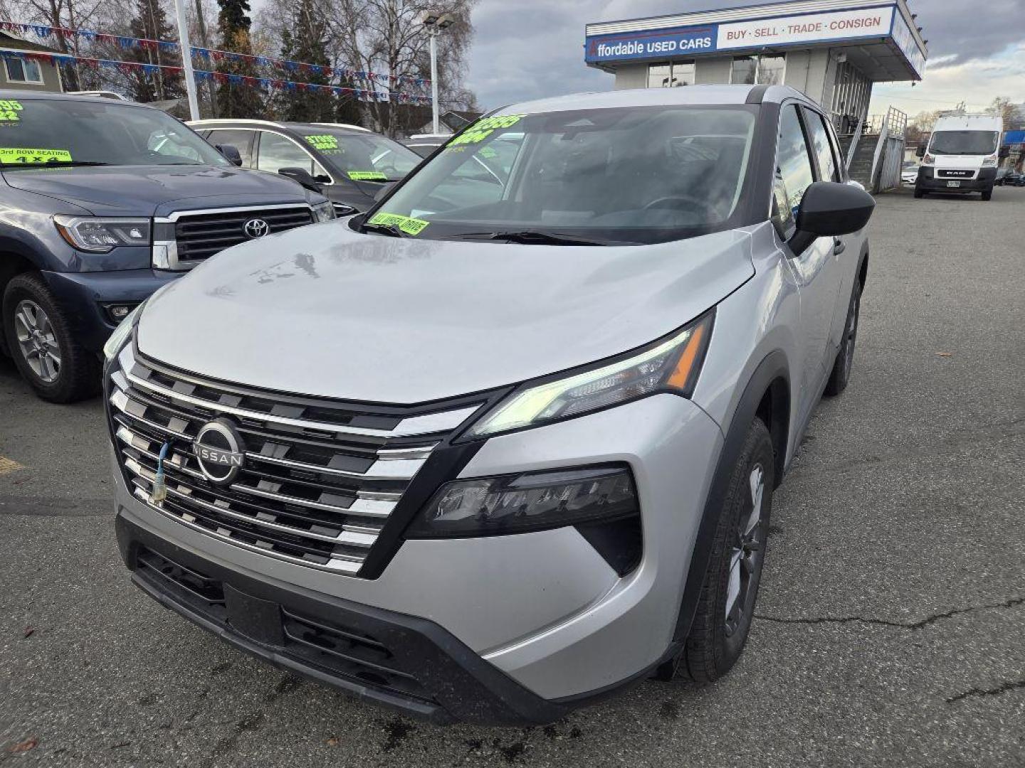 2024 Nissan Rogue S's photo