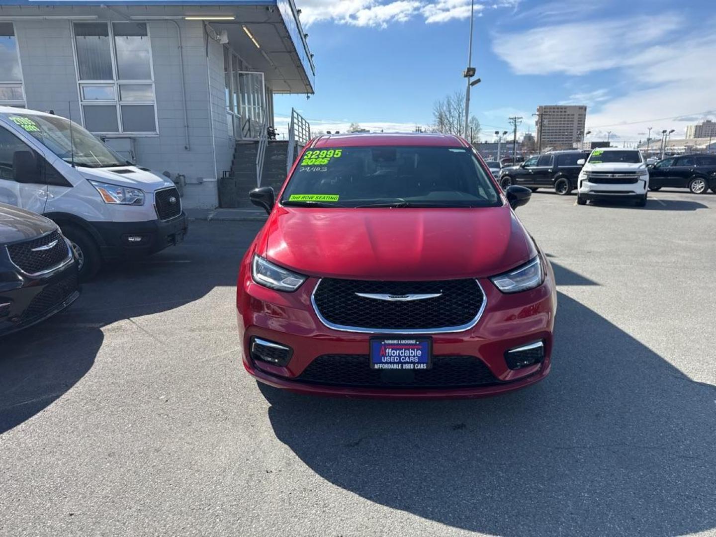 2025 Chrysler Pacifica Select's photo